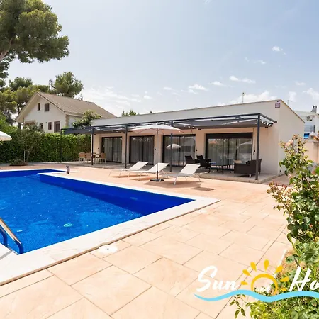 Moderna Elvira 别墅 *